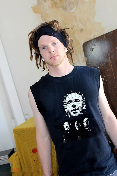 Le magnifique garçon Merdoc et le beau mec Russell Andover dans une scène de succion de bite