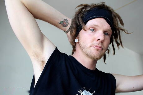 Le magnifique garçon Merdoc et le beau mec Russell Andover dans une scène de succion de bite