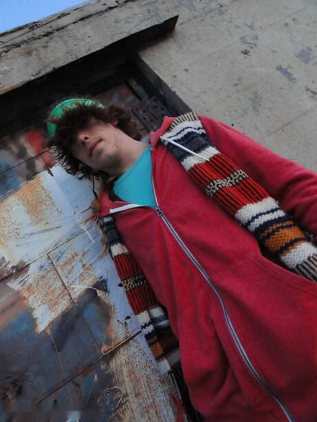 Robbie Keif, bien bâti, joue avec une bite en extérieur