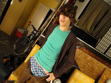 Robbie Keif, bien bâti, joue avec une bite en extérieur