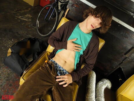 Robbie Keif, bien bâti, joue avec une bite en extérieur