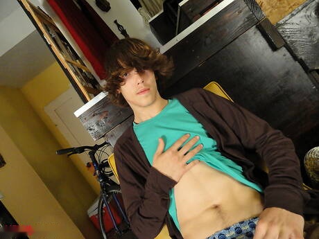 Robbie Keif, bien bâti, joue avec une bite en extérieur