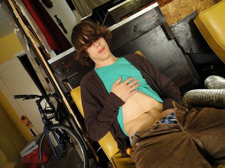 Robbie Keif, bien bâti, joue avec une bite en extérieur