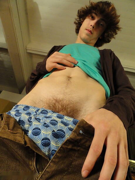 Robbie Keif, bien bâti, joue avec une bite en extérieur