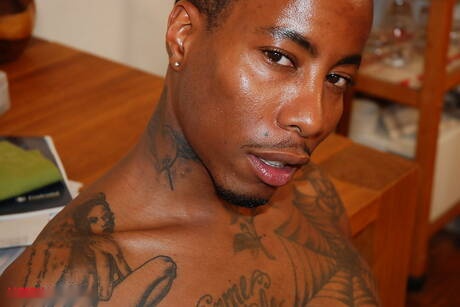 Ebony stud Angyl Valantino trekt zijn lul af