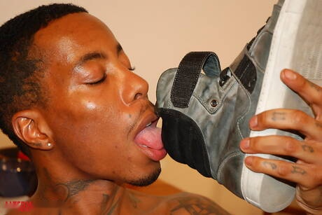 Ebony stud Angyl Valantino trekt zijn lul af