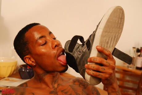 Ebony stud Angyl Valantino trekt zijn lul af