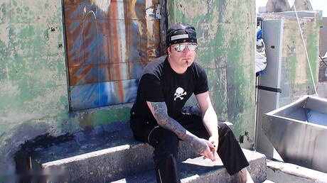 Il super stallone Christian Vaughn si masturba all