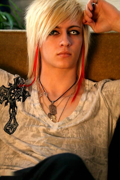 Pretty boy Alaric and latin stud Saint Dillon in hot homosexual action