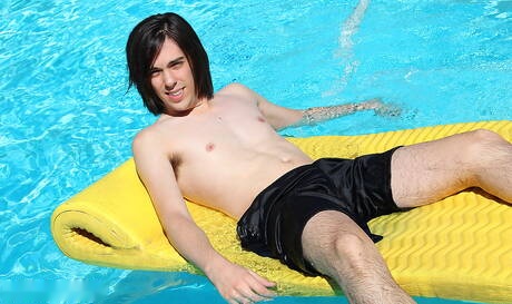 Der heiße Twink Tyler Hancock neckt seinen Schwanz am Pool