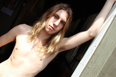 Il giovane Hans Wunderkind si masturba con un giocattolo sessuale all