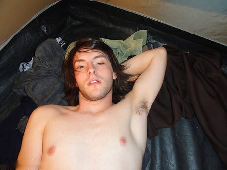 Il giovane Alaric e il bellissimo ragazzo Kail Adams in un caldo sesso anale