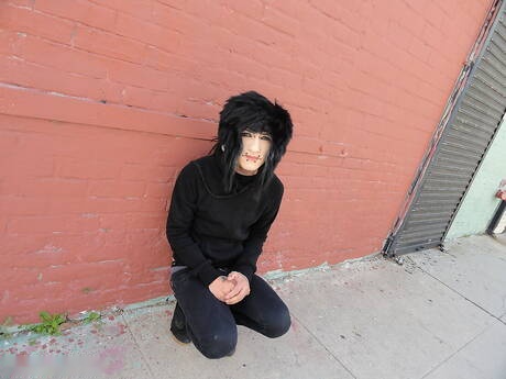 Piękny chłopiec Dalive pokazuje idealne ciało na zewnątrz