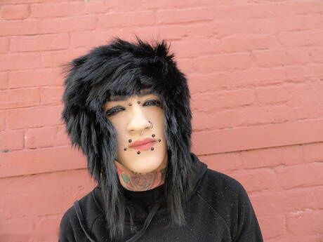 Piękny chłopiec Dalive pokazuje idealne ciało na zewnątrz