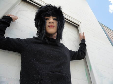 Piękny chłopiec Dalive pokazuje idealne ciało na zewnątrz