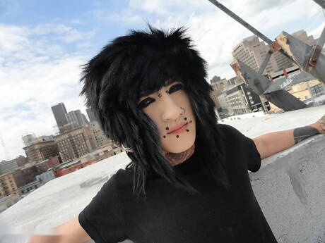 Piękny chłopiec Dalive pokazuje idealne ciało na zewnątrz