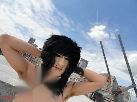 Il bellissimo ragazzo Dalive mostra un corpo perfetto all