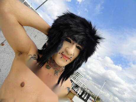 Piękny chłopiec Dalive pokazuje idealne ciało na zewnątrz