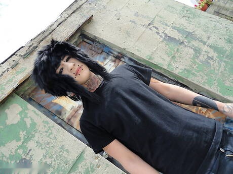 Piękny chłopiec Dalive pokazuje idealne ciało na zewnątrz