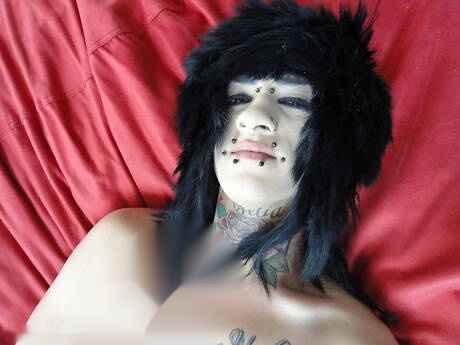 Piękny chłopiec Dalive pokazuje idealne ciało na zewnątrz