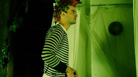 バスルームでヌードポーズをとるイケメンのアキレス