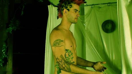 バスルームでヌードポーズをとるイケメンのアキレス