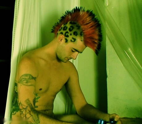 バスルームでヌードポーズをとるイケメンのアキレス