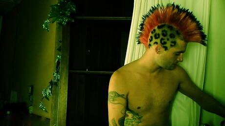 バスルームでヌードポーズをとるイケメンのアキレス