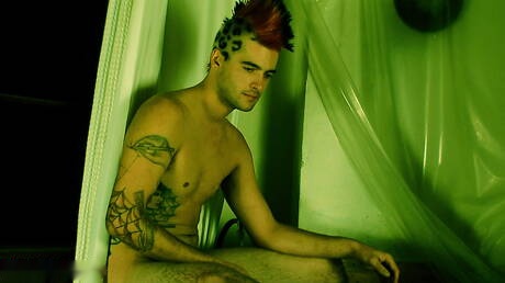 バスルームでヌードポーズをとるイケメンのアキレス