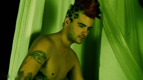 バスルームでヌードポーズをとるイケメンのアキレス