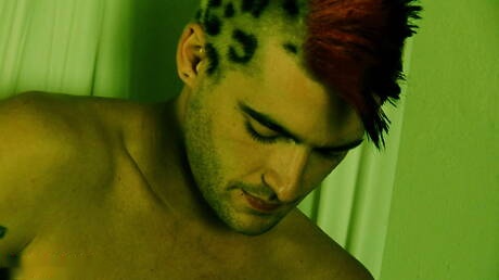 バスルームでヌードポーズをとるイケメンのアキレス