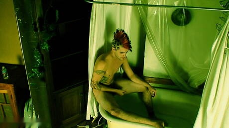 バスルームでヌードポーズをとるイケメンのアキレス