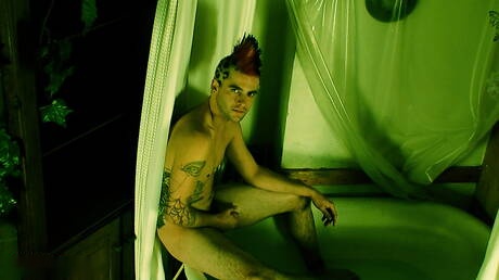 バスルームでヌードポーズをとるイケメンのアキレス