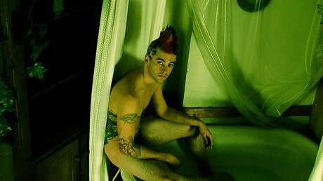 Il bel fusto Achille posa nudo in bagno