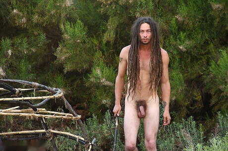 Der bullige Jack Holden zieht sich nach einem Strandspaziergang aus und zeigt seinen schönen Hintern