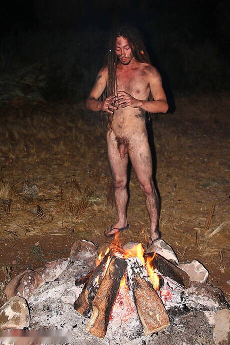 Der bullige Jack Holden zieht sich nach einem Strandspaziergang aus und zeigt seinen schönen Hintern