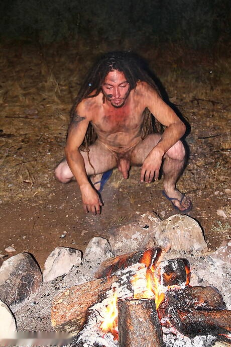 Le costaud Jack Holden se met à nu et montre ses belles fesses après une promenade sur la plage de l