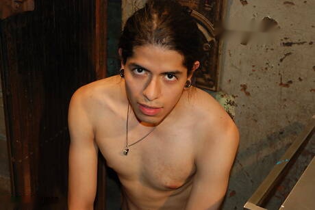 Der schöne Latino-Junge Angel Garcia neckt seinen Schwanz