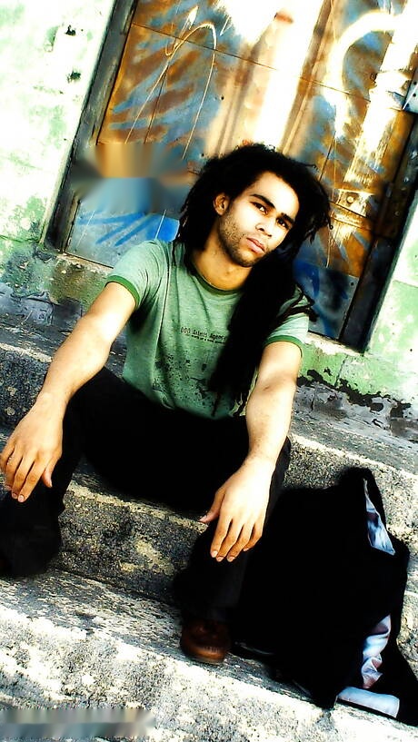 Le beau latin Antonio se branle en extérieur