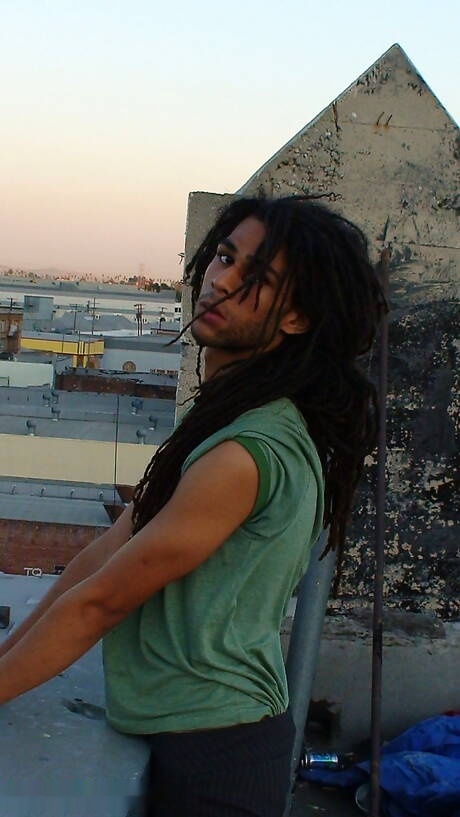 Le beau latin Antonio se branle en extérieur