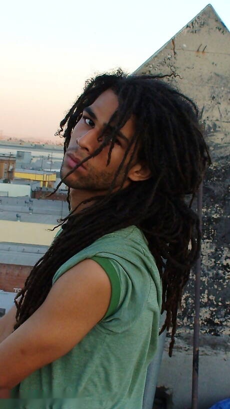 Le beau latin Antonio se branle en extérieur