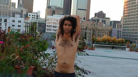 Le beau latin Antonio se branle en extérieur