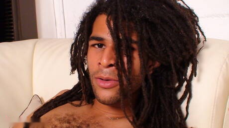 Le beau latin Antonio se branle en extérieur