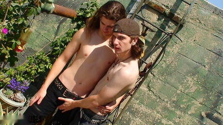 Alterna Dudes: El joven Spencer Kayne y el twink Kade dominados y humillados al aire libre