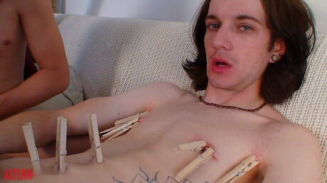 Il giovane Spencer Kayne e il twink Kade dominati e umiliati all