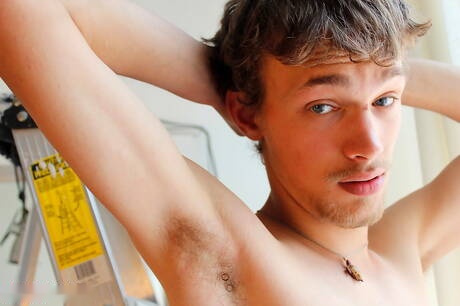 Il bellissimo ragazzo Logan Hughes gioca con il suo cazzo