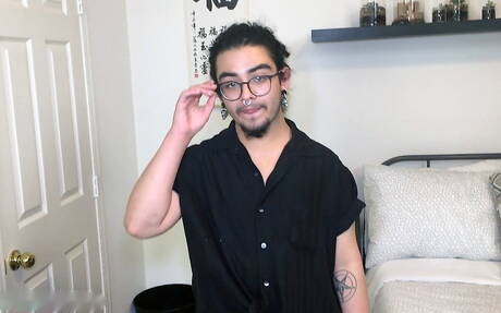 Il muscoloso latino Mj Morbid si masturba il cazzo