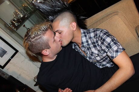 Il muscoloso Dannii Devine e il fusto Skylar Starr in una scena di pompino