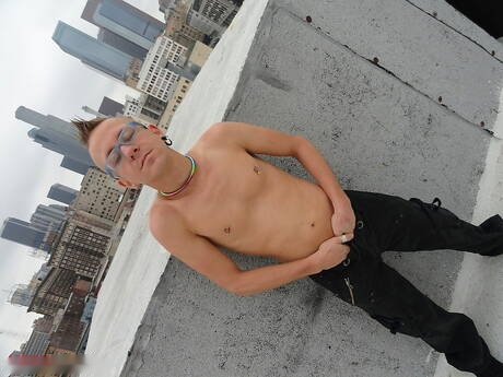 Der hübsche Kieron Knight und der junge Ungar Vince Faulkner haben guten Sex im Freien