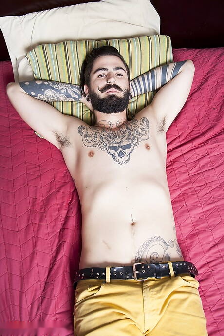 El supersemental Gabe Tonic posando desnudo